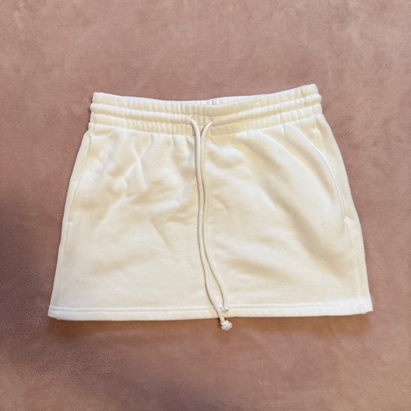 Aritzia TNA Cozy Fleece Drawstring Mini Skirt - Picture 3 of 4